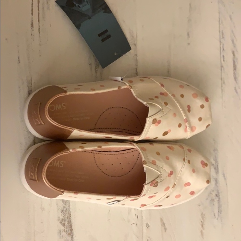 Toms Youth size 4